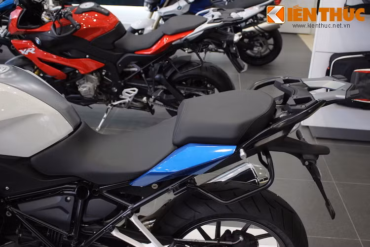 Yên của R1200RS được tách biệt thành hai phần khác nhau. Với gói trang bị chuẩn, chiếc xe cũng được lắp sẵn giá treo túi đồ phía sau.