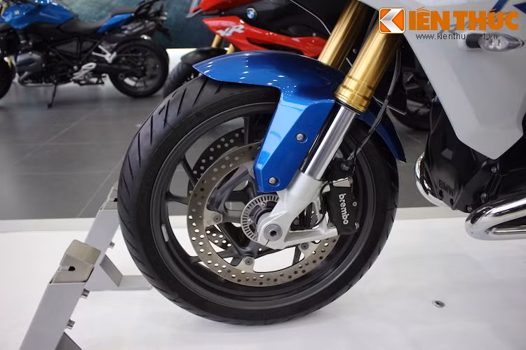 Là dòng xe cao cấp nên R1200RS sở hữu "dàn chân" với phuộc USD, heo Brembo cùng hệ thống phanh đĩa kép kích thước lớn. Đương nhiên, ABS là trang bị tiêu chuẩn cho chiếc xe.