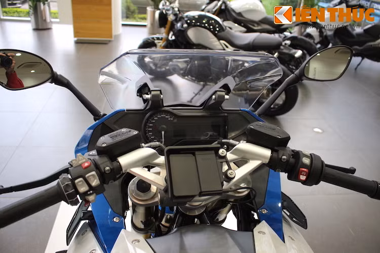 Bảng đồng hồ của R1200RS sở hữu màn hình LCD đa thông tin đơn sắc gần như dễ đọc nhất trong tất cả những mẫu xe BMW hiện nay với chữ to, mực đậm và có nhiều chế độ hiển thị. Có sẵn gói trang bị chuẩn nên chiếc BMW R1200RS tại Hà Nội còn được gắn sẵn giá lắp thiết bị GPS trên tay lái.