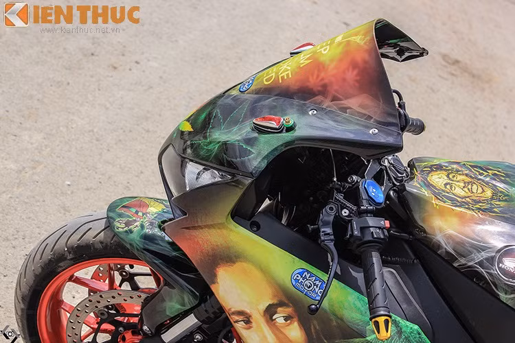 Gương hậu tháo bỏ, thay vào đó là nắp kính với signal tích hợp.