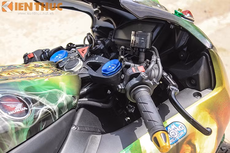 Bên cạnh dàn áo được thay đổi, 1 số đồ chơi cũng được tăng cường thêm như cùm thắng, cùm côn Accassato, gù lái Driven, bình dầu Rizoma.