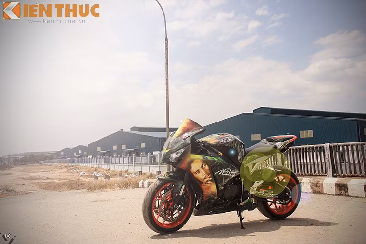 Nguyên bản của xe là phiên bản Honda Repsol với số hiệu 93 của tay đua MArc Marcquez.