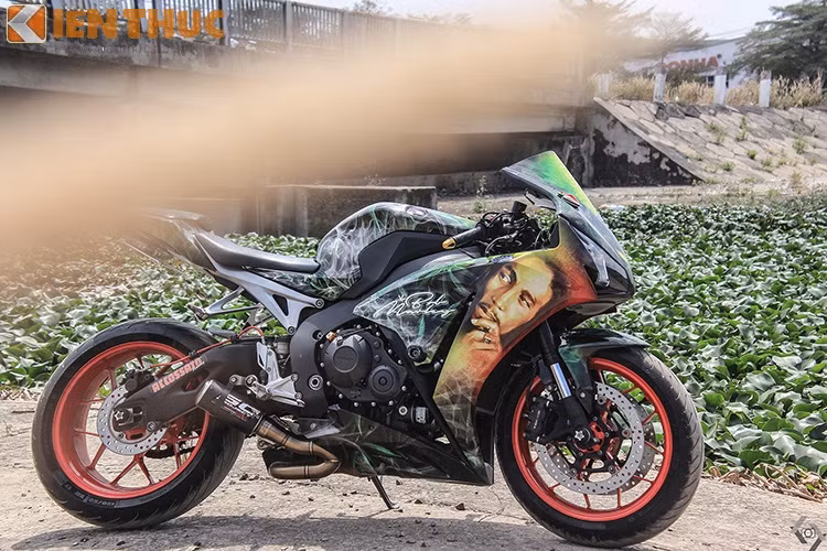 Chiếc xế độ được trang bị pô SC Project carbon cho âm thanh uy lực.