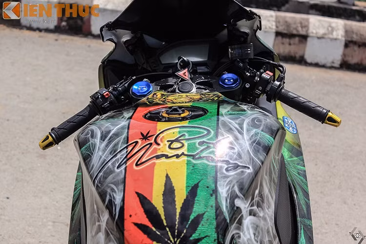 Nắp bình xăng Lightech, trên bình xăng có tên và chữ ký của huyền thoại dòng nhạc Reggae.