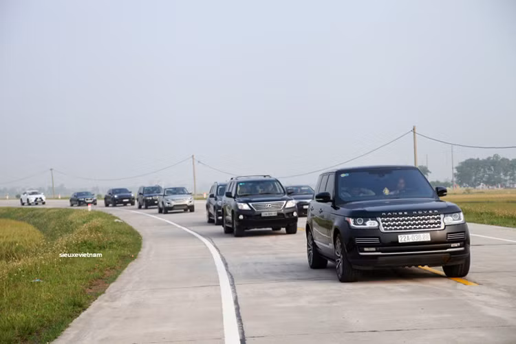 Dàn xe rước dâu của đại gia Tuyên Quang gây ấn tượng mạnh và thu hút sự chú ý của mọi người bởi có tới 12 chiếc xe siêu sang đi rước dâu với nhiều thương hiệu xe nổi tiếng nhất, nhì Thế giới hiện nay.