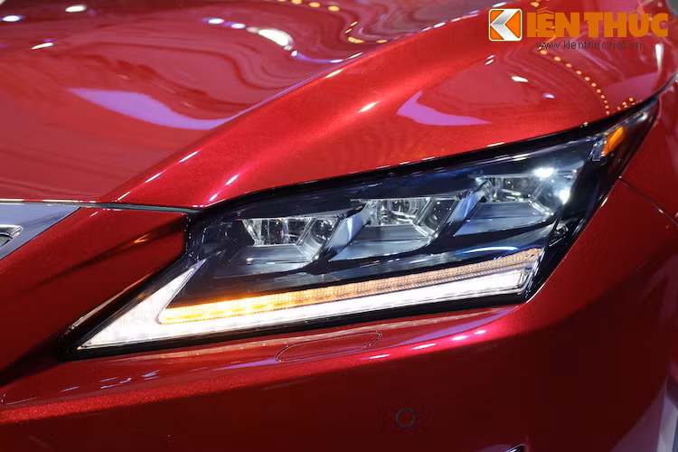 Có thể dễ dàng nhận ra RX 2016 nhờ cụm đèn pha LED kèm dải đèn chạy ban ngày (DRL) và đèn báo rẽ hình chữ L nổi bật. Phiên bản RX350 còn có thêm đèn xi-nhan 18 bóng LED với khả năng chiếu sáng liên tục tới hai bên, nhằm giúp các phương tiện khác xác định dễ hơn hướng rẽ của xe.