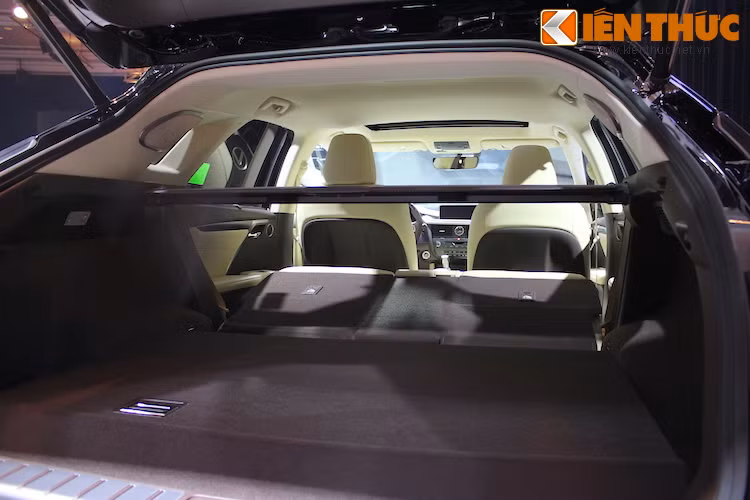 Ghế sau có thể điều chỉnh điện để ngả hoặc gập phẳng, giúp cung cấp tầm nhìn tốt hơn cho người lái và tăng thêm không gian chứa hành lý.
