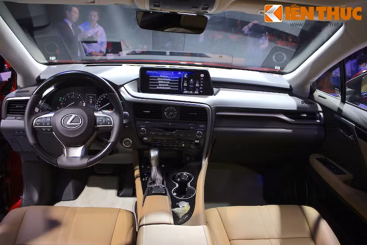 Nội thất của Lexus RX mới được thiết kế lấy người sử dụng làm trung tâm. Mặc dù không gian lái xe được phân chia rõ ràng thành các khu vực riêng biệt theo chức năng, nhưng vẫn duy trì sự liền mạch với không gian chung. Gỗ ốp Shimamoku của Nhật được sử dụng để trang trí nội thất xe.