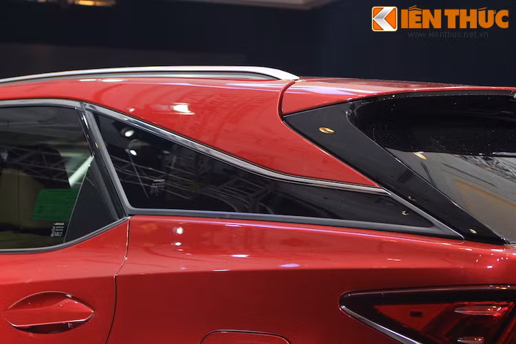 Một đặc điểm thiết kế rất đặc biệt của RX là các cửa kính hai bên của xe chạy dọc thân và "vuốt" nhỏ dần về phía cột C, sau đó tiếp tục chạy nối liền với cửa kính hậu đem tới cho xe vẻ đẹp độc đáo.