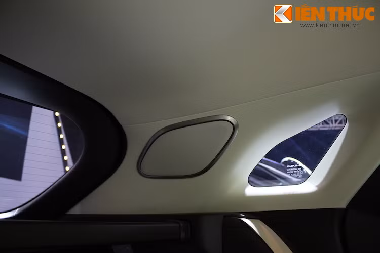 Một số trang bị cao cấp khác của Lexus RX gồm hệ thống đèn trần điều khiển cảm ứng và hệ thống đèn hắt với tông màu dịu nhẹ, điều hòa 2 vùng độc lập, hệ thống âm thanh vòm cao cấp 15 loa Mark Levinson trên phiên bản RX350, với công nghệ khôi phục nhạc nén Clari-Fi, chuyển đổi hiệu suất cao Green Edge và Unity.