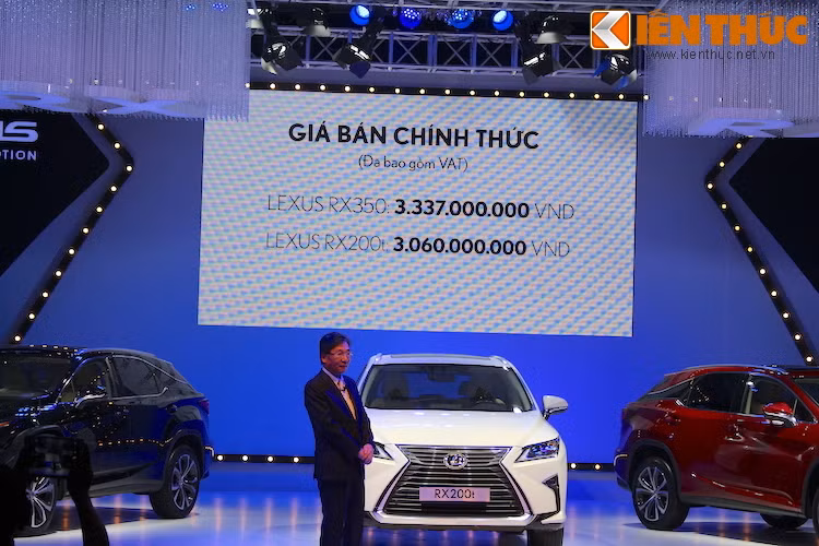 Theo Toyota Việt Nam, giá bán chính thức chi phiên bản RX200t là 3,06 tỷ đồng và phiên bản RX350 là 3,337 tỷ đồng. Cả 2 phiên bản đều có 7 tùy chọn màu ngoại thất và 3 tùy chọn màu nội thất.