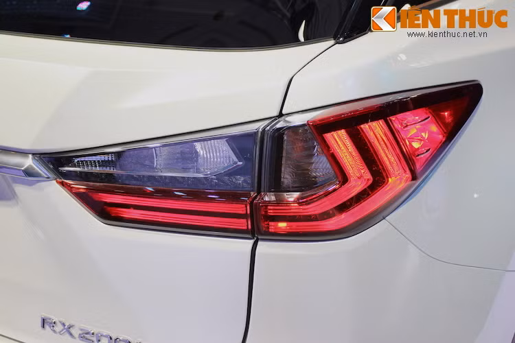 Cụm đèn hậu LED tạo hình chữ L sắc nét ấn tượng ôm lấy góc hông xe, hòa hợp với ống xả kép thể thao. Những đường gờ nổi trên đuôi xe gợi nhớ về lưới tản nhiệt phía trước.