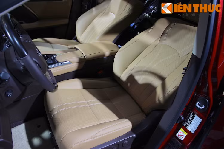 Hàng ghế trước được thiết kế thấp hơn với vành đỡ hai bên ôm sát cơ thể, điều chỉnh điện 14 hướng, tích hợp tính năng nhớ 3 vị trí, điều chỉnh tựa lưng ghế, quạt gió và khoảng trượt 260mm. Áp suất nệm ghế được phân bổ lại, các góc nệm được bo tròn để hành khách có thể ra vào xe dễ dàng.