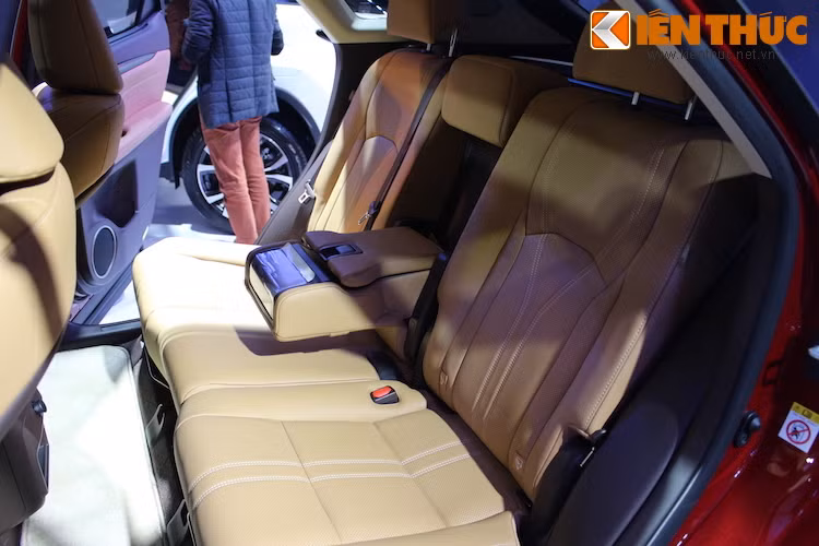 Với không gian nội thất tối ưu hóa dành cho 5 hành khách, khoang ghế sau rộng rãi và thoải mái trên RX mới có thể sánh ngang với mẫu sedan sang trọng bậc nhất Lexus LS.