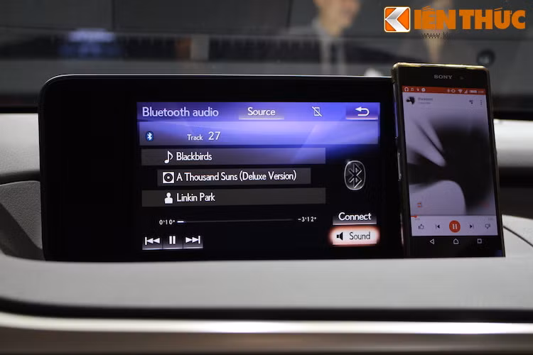 Tùy từng phiên bản, RX sẽ được trang bị hệ thống thông tin giải trí với màn hình 8 hoặc 12,3 inch nằm trên bảng táp lô, có thể kết nối điện thoại để gọi điện rảnh tay hay duyệt bài hát và điều khiển nhạc lưu trong smartphone.