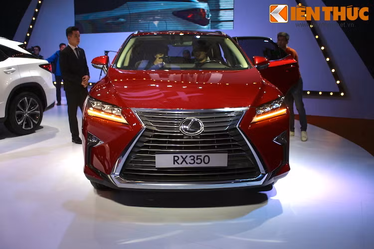 Mang âm hưởng dấu ấn đặc trưng của các dòng xe Lexus, lưới tản nhiệt hình con suốt với đường viền mạ chrom dạng 3D của RX mới liền mạch cùng các đường dập nổi từ mũi xe đến thân xe và kéo dài tới tận cụm đèn phía sau.