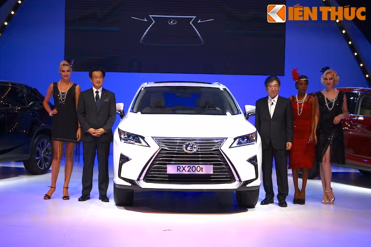 Đi kèm với RX thế hệ mới vẫn là Chế độ bảo dưỡng định kỳ miễn phí trong 3 năm hoặc 60,000 km, cùng chế độ bảo hành trong vòng 3 năm và không giới hạn số ki-lô-mét.