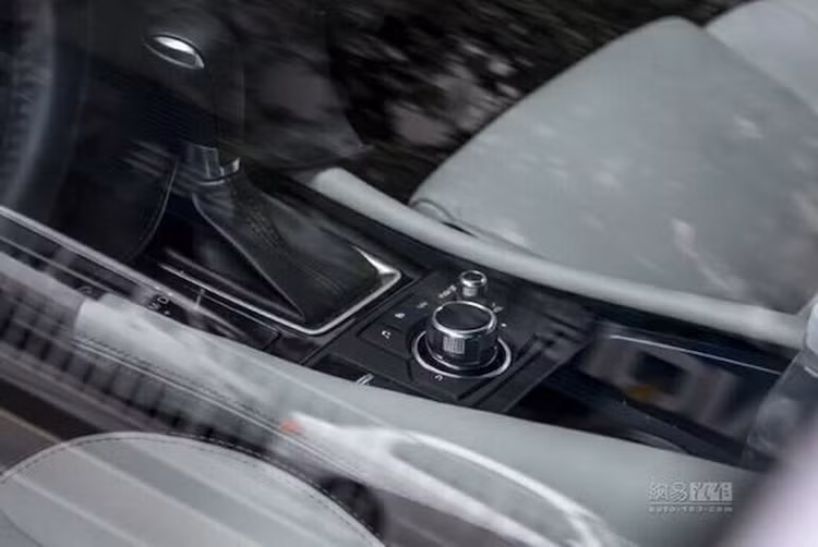 Về động cơ, nhiều khả năng mẫu xe Mazda mới sẽ được trang bị máy xăng tăng áp SKYACTIV 2.5l 250 mã lực 4 xi-lanh vừa xuất hiện trên chiếc CX-9.