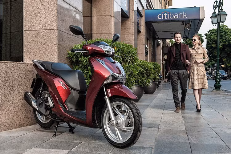 Mẫu xe tay ga Honda SH 2017. Ra mắt cách đây không và nhanh chóng bị các đại lý đội giá bán lên một cách chóng mặt và luôn trong tình trang khan hàng, cái tên SH 2017 dự đoán là sẽ mẫu xe tay ga được người tiêu dùng săn đón nhiều nhất vào dịp cuối năm nay.