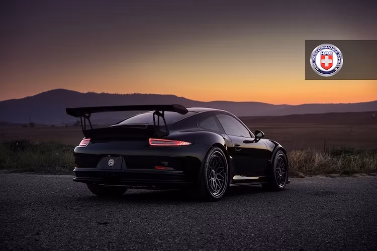 Thường được bán với những màu sắc nổi bật như trắng hay cam, nhưng chiếc Porsche 911 GT3 có vẻ đẹp lạ mắt và đầy bí ẩn khi có màu sơn đen "từ đầu tới chân".