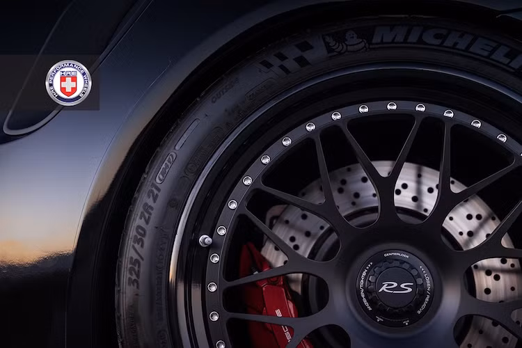 Ngoài sơn xe màu đen bóng, bộ mâm HRE Classic 300 trên chiếc GT3 này được sơn màu đen mờ, tạo cho chiếc xe vẻ đẹp của sự đơn giản. Do 911 GT3 RS sử dụng ốc bắt chính giữa trục nên bộ mâm này cũng phải được "thửa riêng" cho chiếc xe.