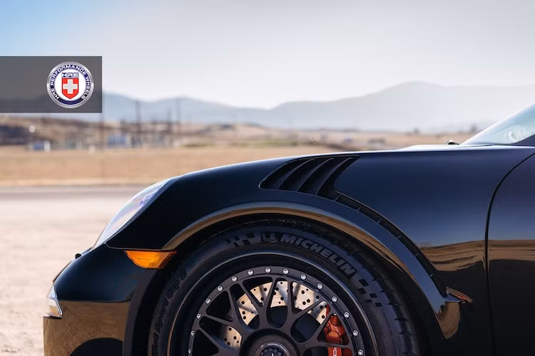 Dù có bodykit tương tự như 911 GT3, nhưng chỉ nhờ những cải tiến nhỏ như khe tản nhiệt hệ thống phanh ở hốc bánh trước hay cánh đuôi lớn phía sau giống xe đua, 911 GT3 RS có thể đạt hiệu năng vận hành vượt trội hơn.