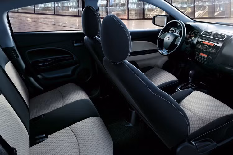  Bên trong nội thất, vô lăng của xe đã được thiết kế lại và sử dụng vật liệu da cùng ốp nhựa đen bóng. Cụm đồng hồ trung tâm thiết kế mới với tông màu sáng sủa và thời trang hơn đời trước. Điểm đặc biệt ở Mirage 2016 chính là đèn báo tiết kiệm nhiên liệu Eco được bổ sung.