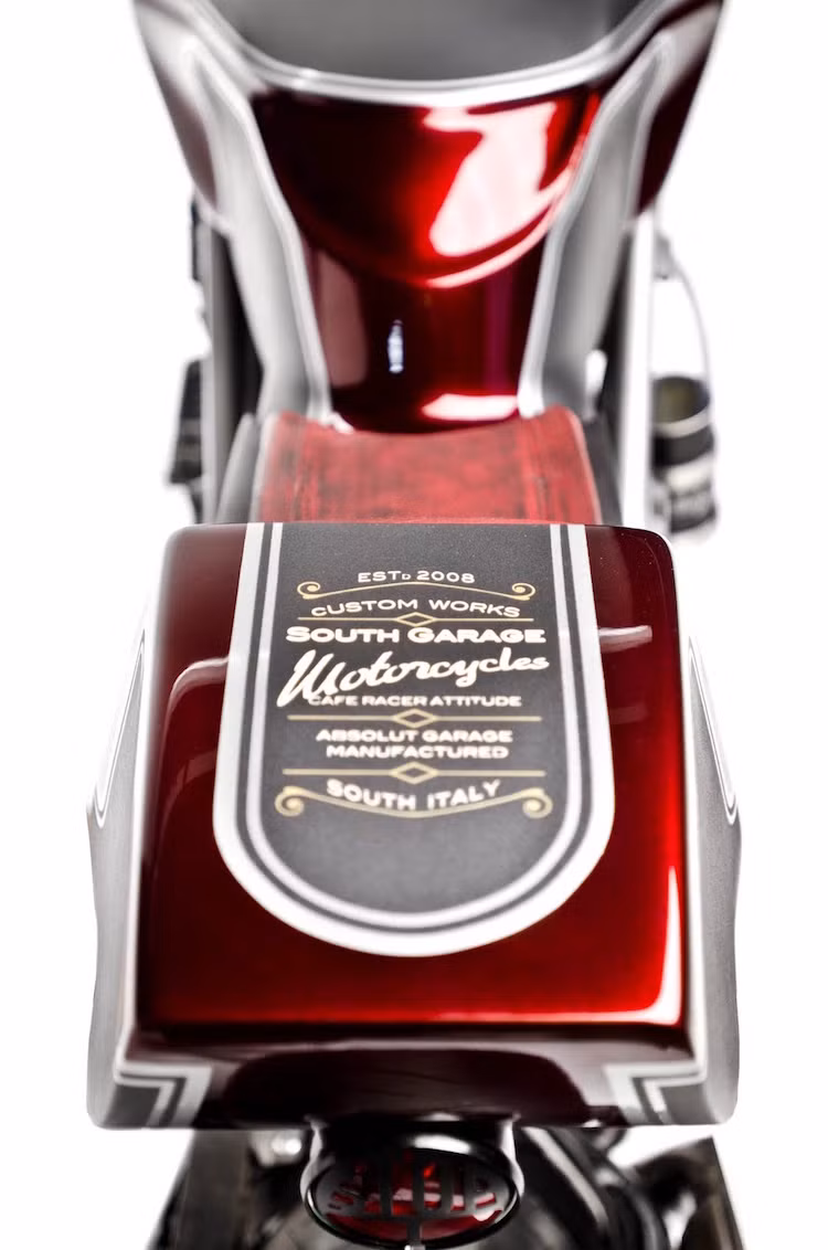 Ở phía trên đuôi xe, những thông tin về chiếc xe được ghi theo phong cách nhãn trên những chai rượu cũ, càng làm tăng chất hoài cổ cho chiếc xe.