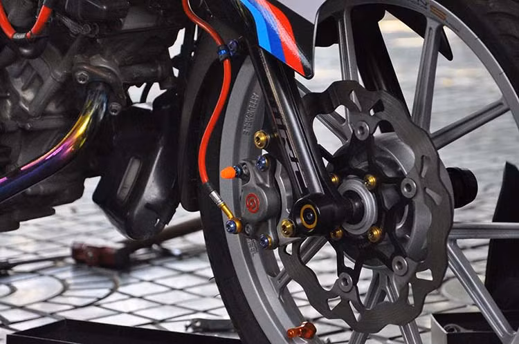 Chân trước của xe với heo Brembo 1199, dĩa Galfer, mâm Daytona cùng lốp Michelin Pilot Street thể thao.