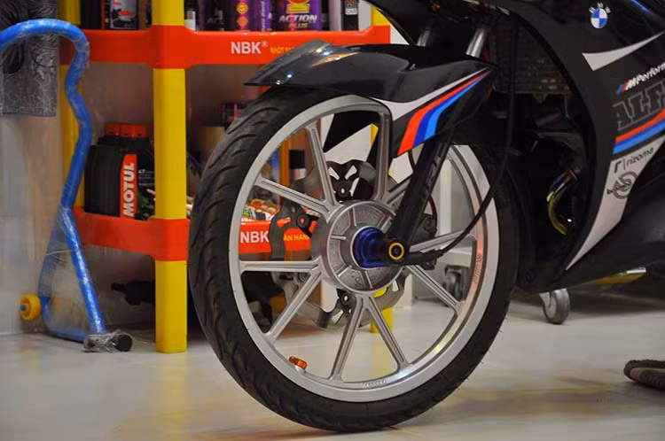 Chiếc xế độ Exciter 135 được thực hiện tại lò độ TN'S Racing Shop.