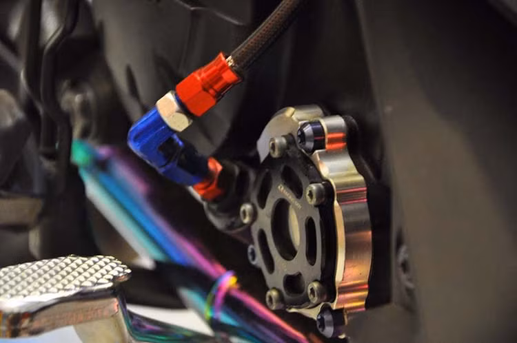 Xe dùng cổ pô titan, lọc nhớt Racing Boy và ống thông láp giúp mát máy.