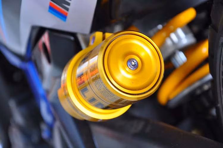Xe trang bị phuộc sau Ohlins với bình dầu rời, đây là hãng phuộc độ danh tiếng trên thế giới.