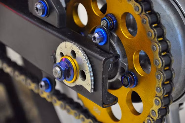 Xe dùng nhông sên dĩa vàng đồ chơi bắt mắt, bên cạnh đó, chiếc xế độ được sử dụng toàn bộ là ốc titan nổi bật.