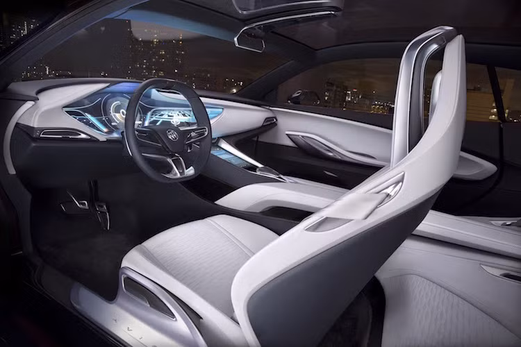 Không giống những chiếc xe cơ bắp Mỹ khác, nội thất trên Buick Avista được thiết kế rất đẹp mắt và sang trọng, với da bọc cao cấp màu trắng, nhiều chi tiết bằng kim loại bóng và thiết kế đầy tính "tương lai".