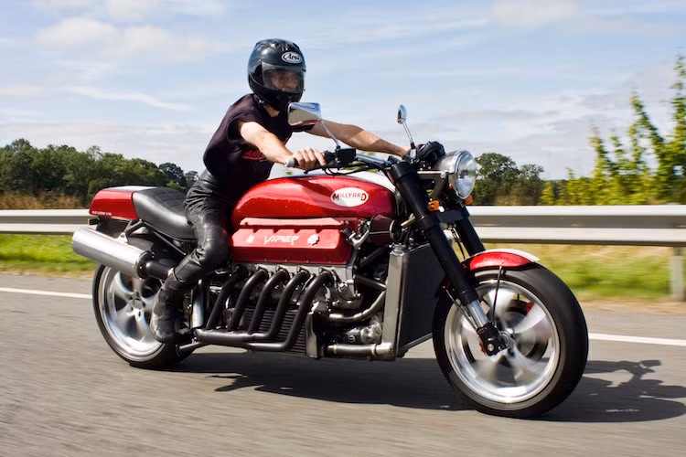 Động cơ này được nối với hộp số côn tay 6 cấp, với tỉ số truyền được tính toán đặc biệt để có thể đạt tốc độ 363 km/h ở số vòng tua 6000 rpm.