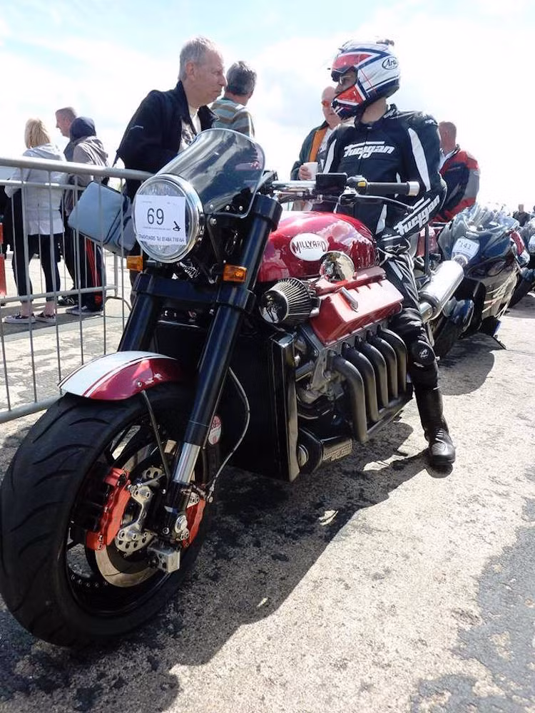 Allen cũng cho biết anh chưa bao giờ dám "kéo hết ga" chiếc xe này. Trong lần nỗ lực nhất, anh mới chỉ đạt 323 km/h. Lúc này, anh mới chỉ vặn 1/2 vòng ga nhưng chiếc xe vẫn còn rất nhiều lực.