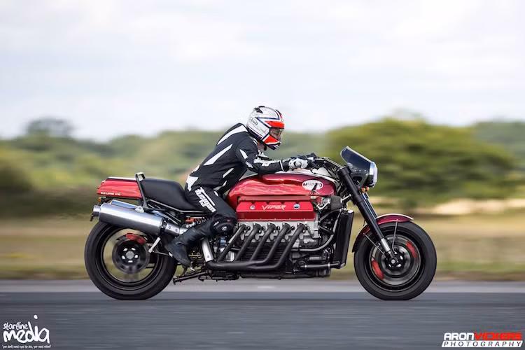 Kỷ lục tốc độ hiện tại của Millyard Viper V10 được lập bởi phóng viên Bruce Dunn từ báo Motorcycle News ở đường băng Bruntinghorpe, đạt 333,3 km/h.