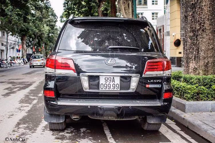 Mặc dù theo quy định hiện nay, biển kiểm số đăng ký sẽ được cấp ngẫu nhiên bằng cách bấm nút trên máy tính nhưng khá "trùng hợp" khi rất nhiều chiếc xe ôtô biển đẹp tứ quý, ngũ quý đang chạy trên các con phố Hà Nội lại là những dòng xe sang, siêu xe đắt tiền.