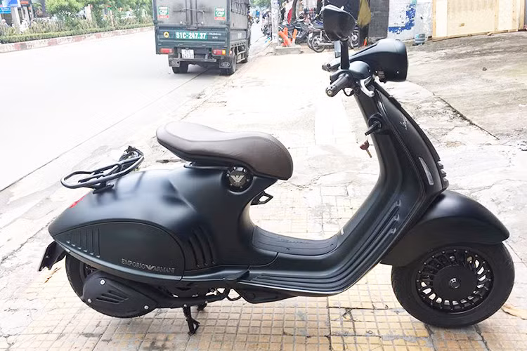 Tại thị trường Việt Nam, mẫu xe tay ga đắt tiền Vespa 946 Emporio Armani có số lượng rất ít và thuộc diện "hàng hiếm" hiện nay. Nó chủ yếu được những người đam mê dòng xe này đặt về qua chính hãng Piaggio Việt Nam hoặc mua từ nước ngoài dạng xe nhập khẩu.