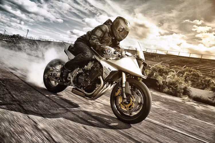 Với ý tưởng tạo ra một chiếc siêu môtô Katana với các công nghệ của Thế kỷ 21, đồng thời quảng cáo luôn cho dòng sản phẩm quần áo bảo hộ mới của mình - hãng ICON đã tạo ra một bản độ độc đáo từ dòng Suzuki này với tên gọi New Jack.