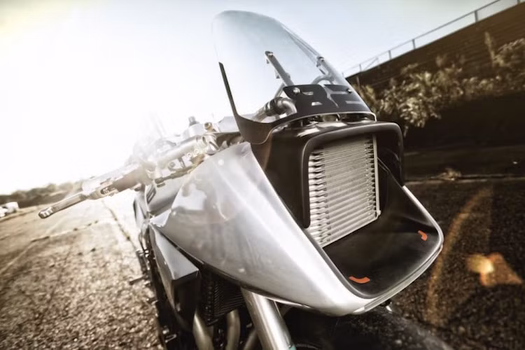 Dù sở hữu thiết kế nguyên bản, nhưng một số chi tiết trên Katana đã được "chế" lại. Cụm đèn pha vuông nguyên bản của chiếc xe đã được tháo bỏ, thay vào đó là két làm mát dầu. Trong khi đó, đèn pha được chuyển sang dạng bóng LED và nằm kín đáo ở mép phần đầu hình nêm của xe.