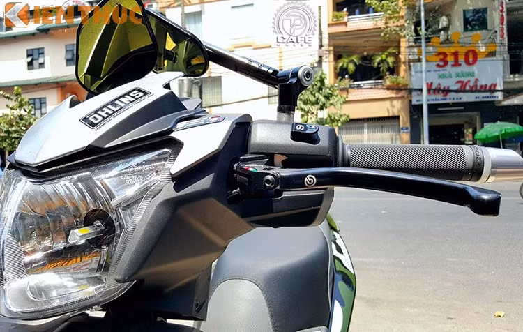 Ngoài ra, xe còn đi cùm côn Brembo, gù Rizoma kết hợp led gù cùng kính Rizoma Ellise độ xoay đẹp mắt.