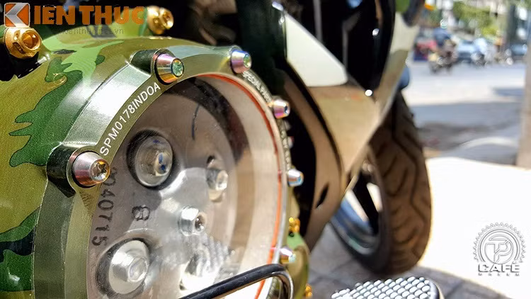 Điểm nhấn của chiếc Yamaha Exciter 150 bản Camo này là sử dụng bộ nồi trong suốt SPM độc đáo. Bộ nồi này được phân phối và lắp ráp độc quyền tại hội quán cafe của những người yêu xe - Ông Ngoại Xì Tin.