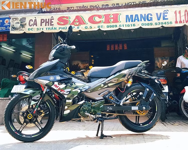 Ngoài ra xe còn được trang bị chắn bùn đồ chơi, NSD độ và chống đổ phuộc trước.