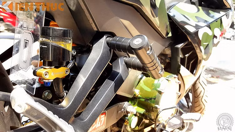 Xe còn được trang bị chống đổ thân đa năng, bình dầu sau Rizoma và patch CNC nổi bật.