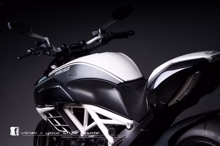 Nhằm giữ lại sự độc đáo của chiếc Diavel AMG nguyên bản, Vilner không thay đổi màu sơn trắng-đen-vân carbon khi trang bị các chi tiết mới.