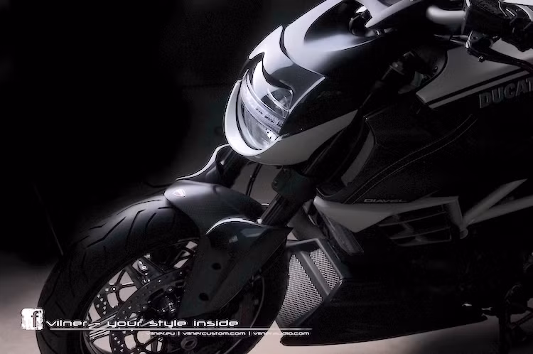 Ở phía trước, phần đầu xe đã được hãng độ đình đám Vilner thiết kế lại với ốp đèn pha thể thao hơn.