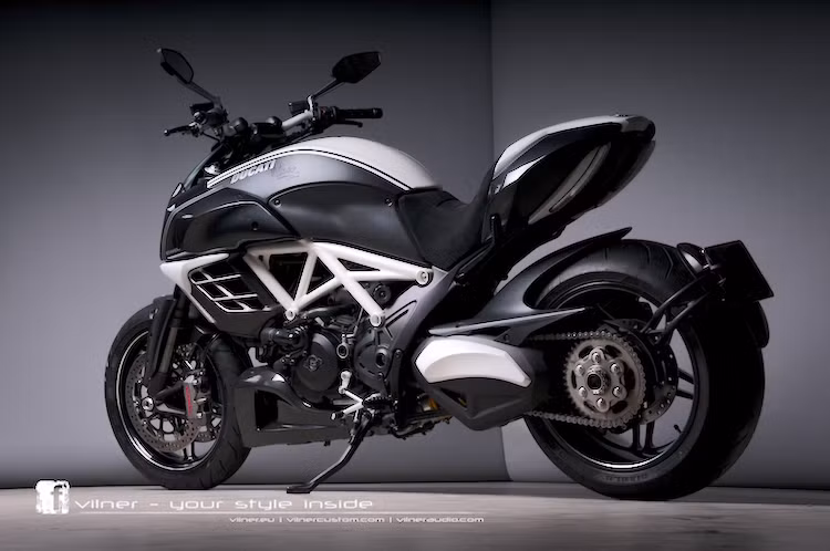 Ở phía sau, chiếc xe có gắp sơn ốp màu trắng cùng vỏ phuộc mới.