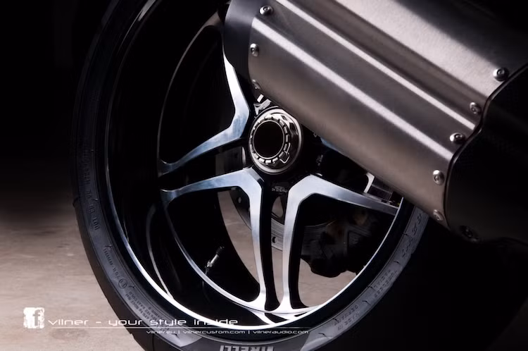 Các chi tiết "hàng thửa" của AMG gồm bộ mâm 5 cánh kép hay ống xả không có sự thay đổi gì.