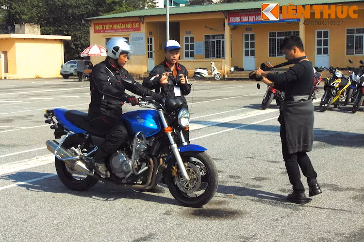 Tại buổi tập kỷ niệm 1 năm thành lập HRS còn có sự góp mặt của huấn luyện viên chuyên nghiệp từ Honda, đã được đào tạo bài bàn ở Nhật và giành được nhiều giải thưởng lái xe trong khu vực Đông Nam Á.